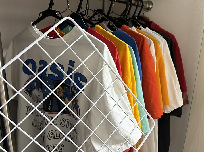 手にするワイヤーネットと、クローゼットのTシャツ（撮影：grapeライフハック編集部）