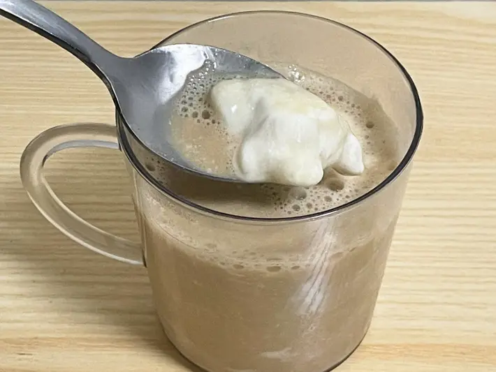 凍らせたヨーグルトとコーヒーを混ぜた写真（撮影：grapeフード編集部）