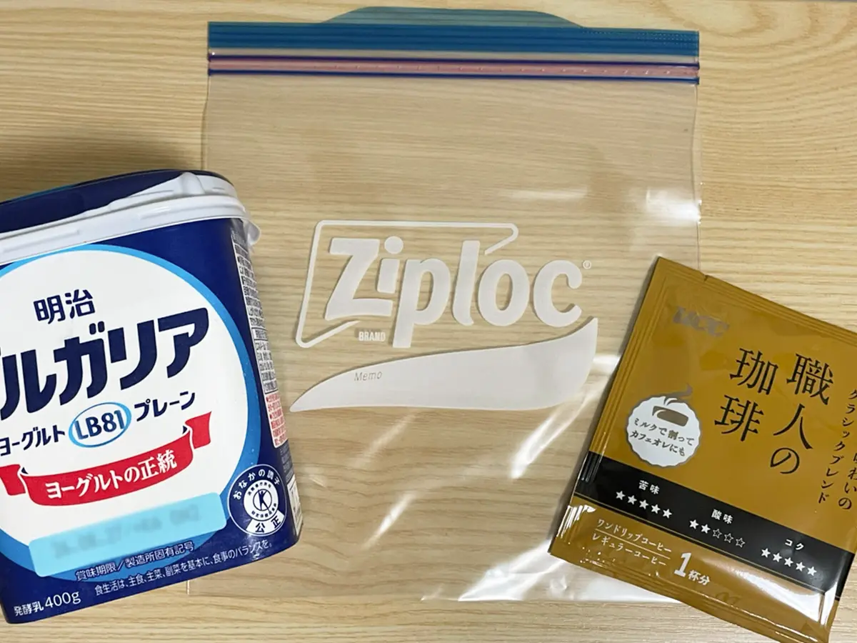 ドリップコーヒー、ヨーグルト、ジッパー袋の写真（撮影：grapeフード編集部）