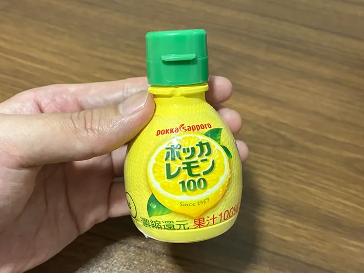 手で持ったレモン果汁（撮影：grapeライフハック編集部）