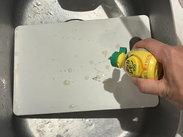 まな板にレモン果汁をかける場面（撮影：grapeライフハック編集部）