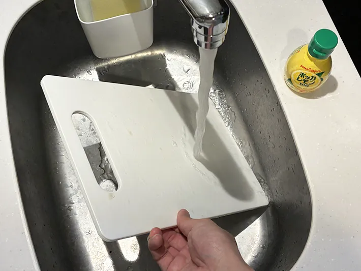 まな板を水で洗い流す場面（撮影：grapeライフハック編集部）