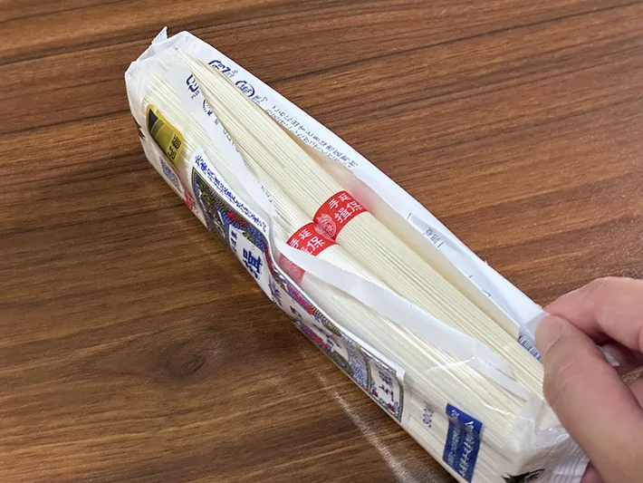 縦に開けたそうめんの袋（撮影：grapeライフハック編集部）