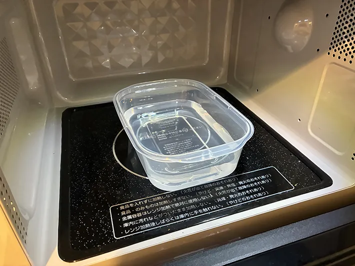電子レンジに入れたタッパー（撮影：grapeフード編集部）