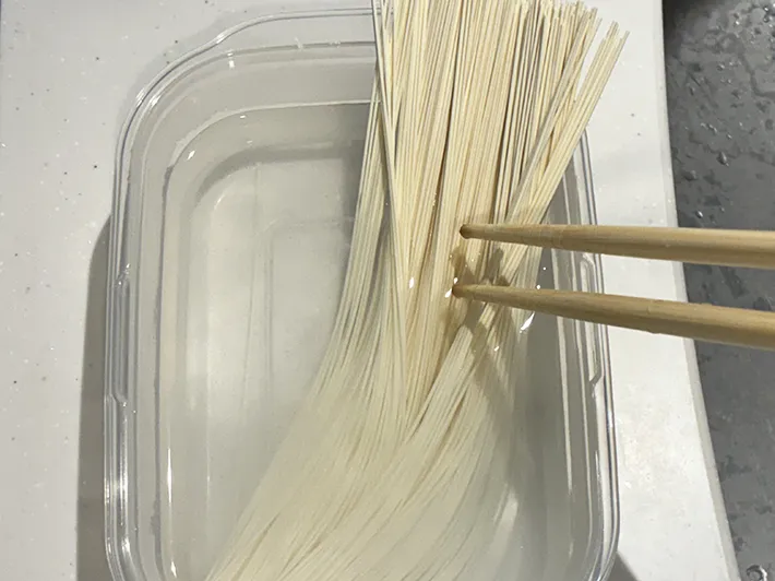 タッパーに入れたそうめんをほぐす場面（撮影：grapeフード編集部）