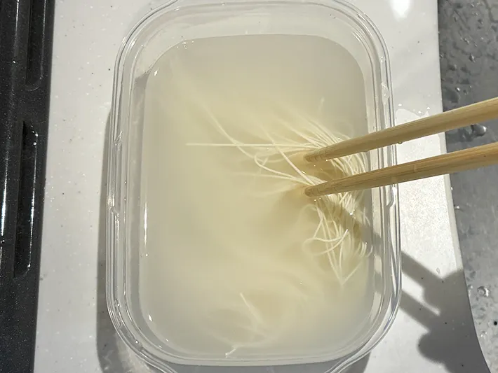 箸でほぐしたそうめん（撮影：grapeフード編集部）