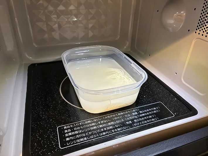 電子レンジで温めるそうめん入りタッパー（撮影：grapeフード編集部）