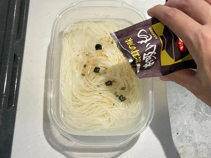 お吸い物のもとをそうめんに入れる場面（撮影：grapeフード編集部）