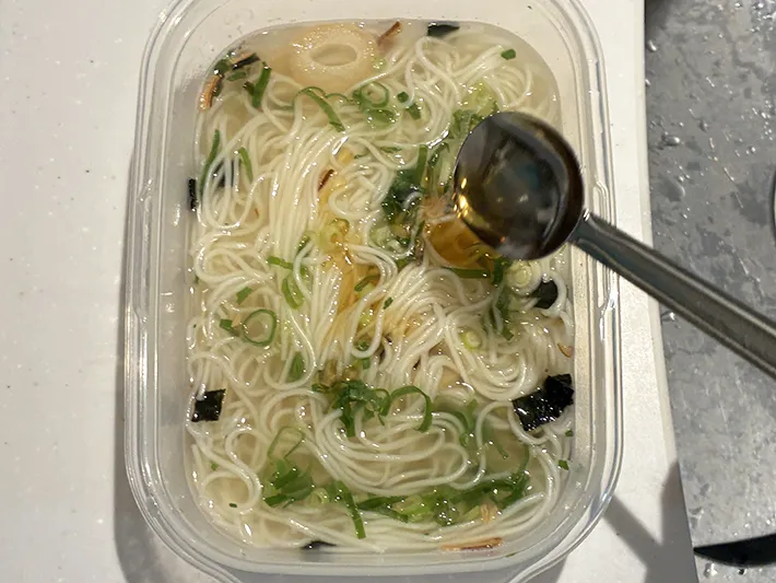 そうめんにごま油をかける場面（撮影：grapeフード編集部）