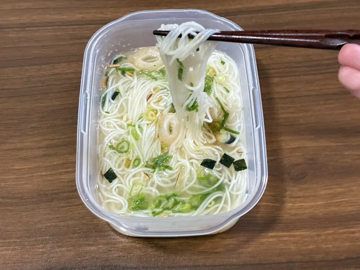箸で持ち上げるそうめん（撮影：grapeフード編集部）
