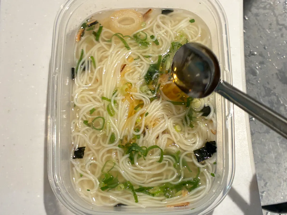 そうめんにごま油をかける場面（撮影：grapeフード編集部）