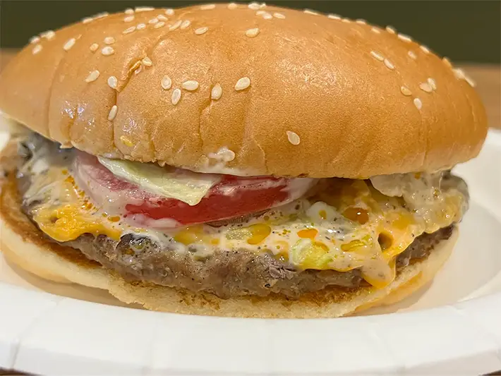 外国人のおすすめのハンバーガの食べ方の写真（撮影：grapeフード編集部）