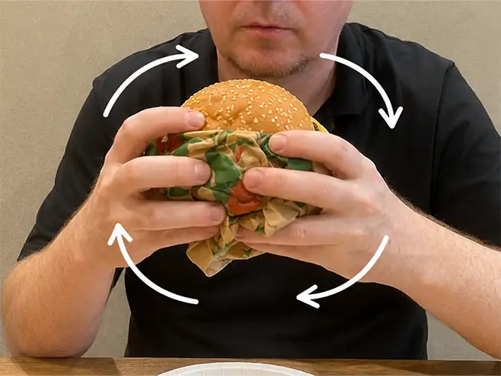 外国人のおすすめのハンバーガの食べ方の写真（撮影：grapeフード編集部）