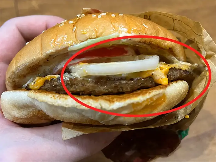 外国人のおすすめのハンバーガの食べ方の写真（撮影：grapeフード編集部）