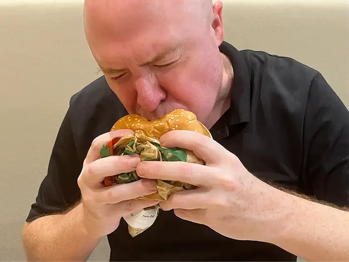 外国人のおすすめのハンバーガの食べ方の写真（撮影：grapeフード編集部）
