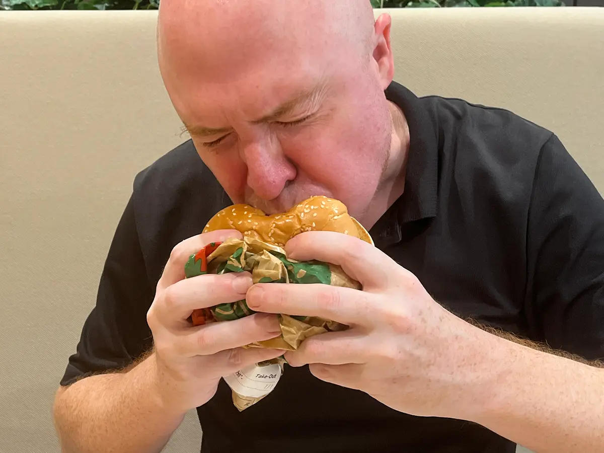 外国人のおすすめのハンバーガの食べ方の写真（撮影：grapeフード編集部）