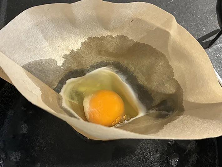 コーヒーフィルターに入れて加熱する卵（撮影：grapeフード編集部）