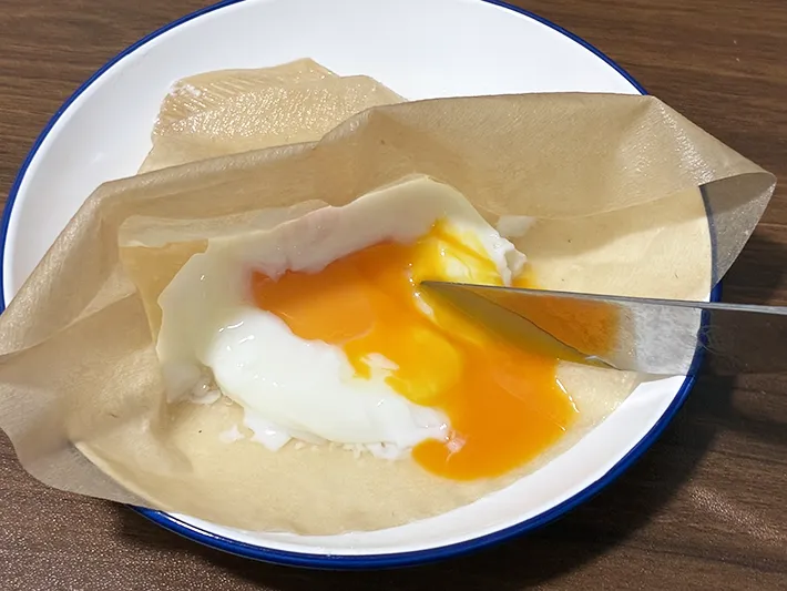 黄身を割ったポーチドエッグ（撮影：grapeフード編集部）