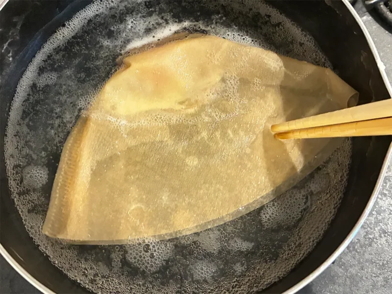 コーヒーフィルターの口を菜箸で閉じる場面（撮影：grapeフード編集部）