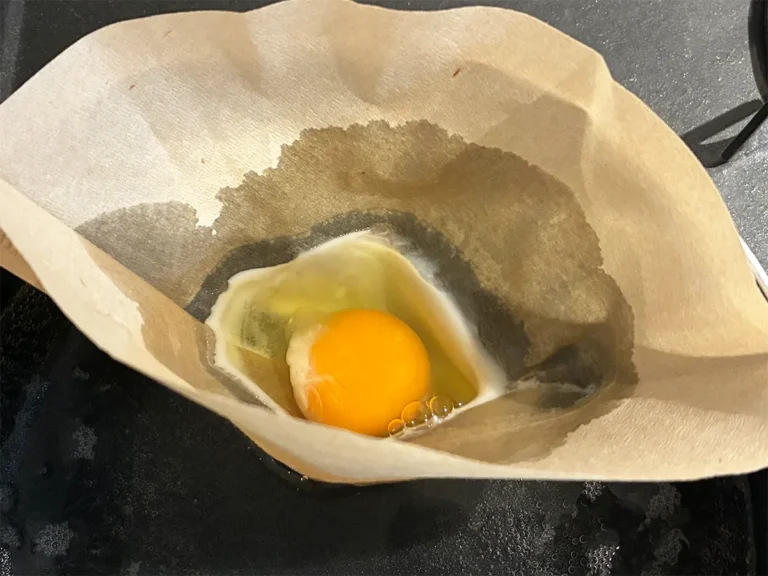 コーヒーフィルターに入れて加熱する卵（撮影：grapeフード編集部）