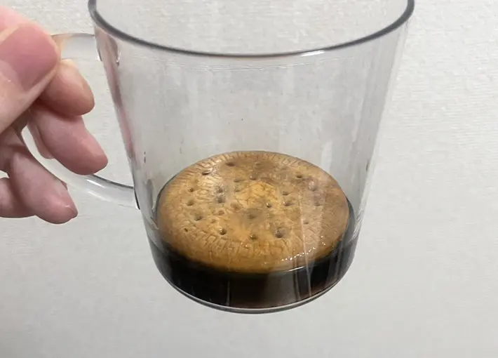 ビスケットをコーヒーポーションに浸した写真（撮影：grapeフード編集部）