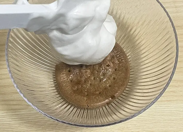ビスケットに牛乳ホイップを重ねる写真（撮影：grapeフード編集部）