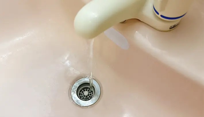 洗面台のゴミ受けと水の写真（撮影：grapeライフハック編集部）