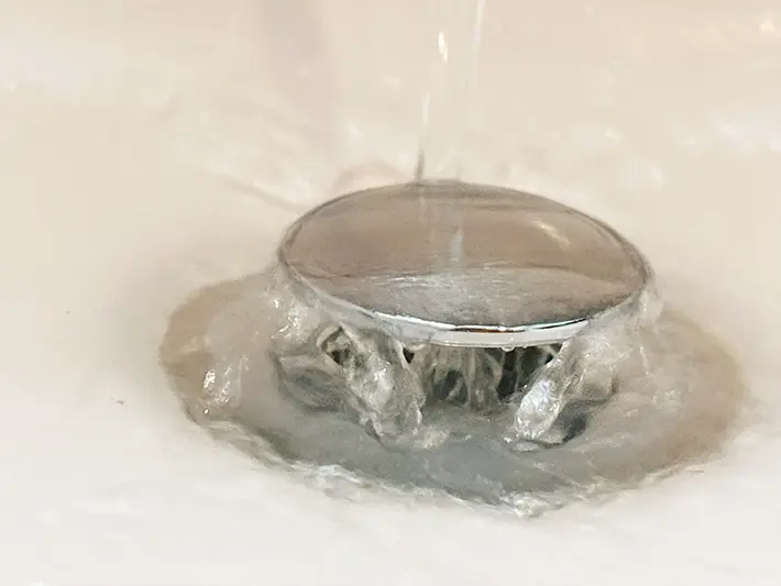 水を受ける洗面台のゴミ受けの写真（撮影：grapeライフハック編集部）