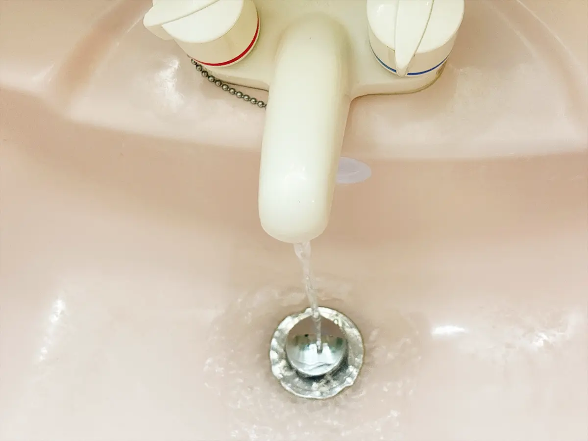 洗面台のゴミ受けと水の写真（撮影：grapeライフハック編集部）