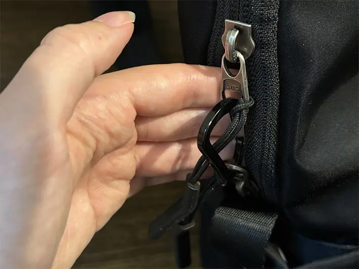 リュックサックの隙間を確かめている写真（撮影：grapeライフハック編集部）
