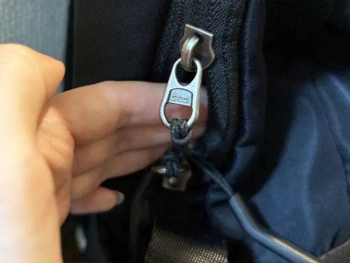 ジッパータグを結んだファスナーの写真（撮影：grapeライフハック編集部）