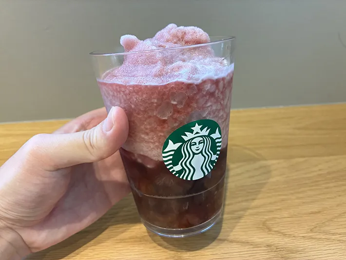 手で持ったスターバックスの『芳醇 巨峰 フローズン ティー』（撮影：grapeフード編集部）