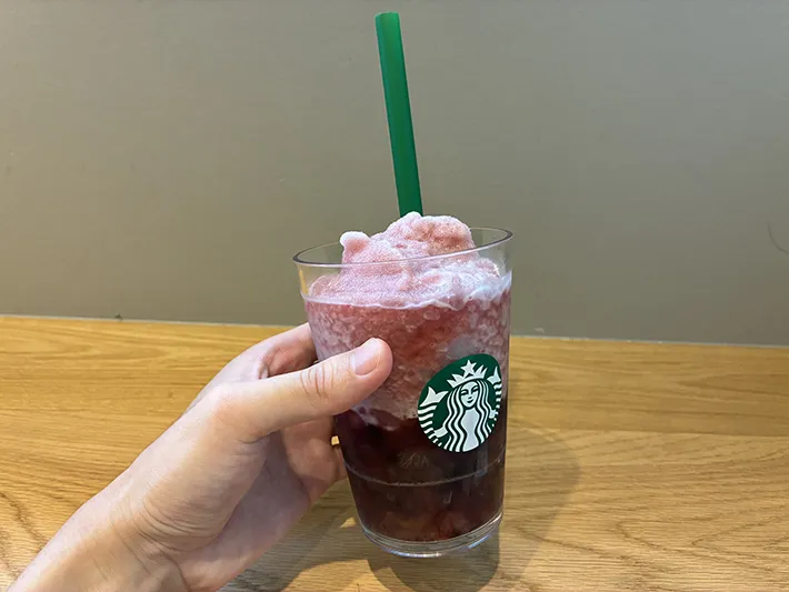ストローを刺したスターバックスの『芳醇 巨峰 フローズン ティー』（撮影：grapeフード編集部）