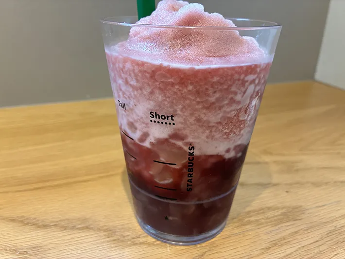 机に置かれたスターバックスの『芳醇 巨峰 フローズン ティー』（撮影：grapeフード編集部）