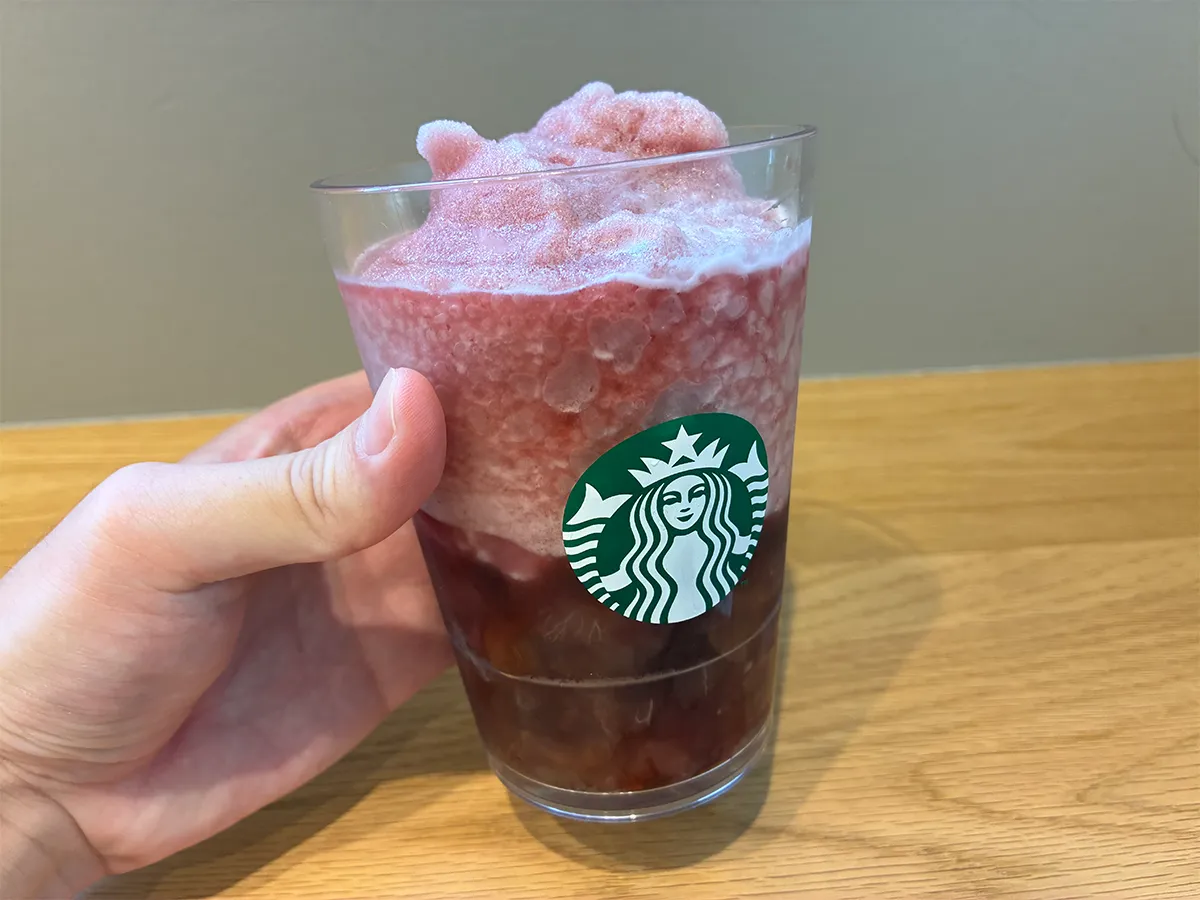 手で持ったスタバの新作『芳醇 巨峰 フローズン ティー』（撮影：grapeフード編集部）