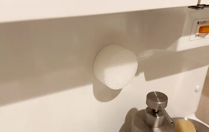 スリコのスポンジを洗面台に貼りつけている写真（撮影：grape編集部）