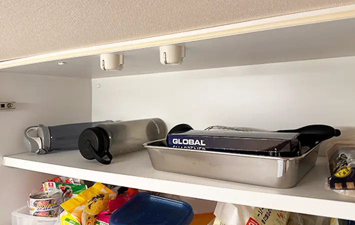 キッチンの吊戸棚が小物でごちゃごちゃしている写真（撮影：grapeライフハック編集部）