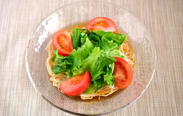 そうめん、トマト、レタスにめんつゆをかけた写真（撮影：小泉明代）