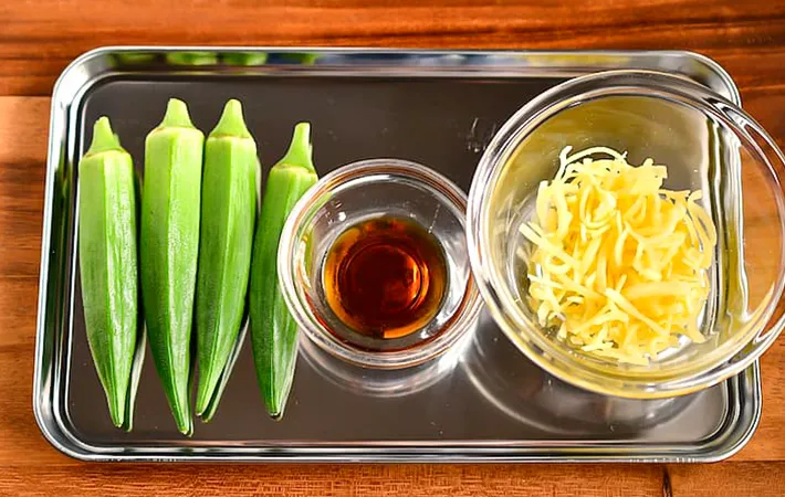 『オクラのレンジチーズ蒸し』の材料の写真（撮影：小泉明代）