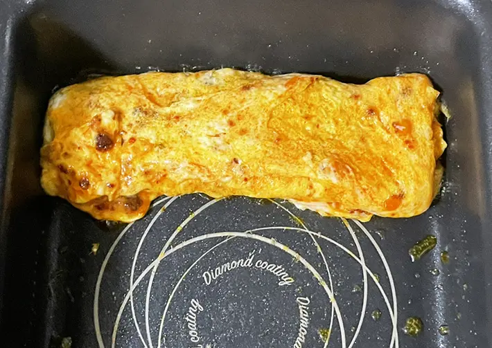 玉子焼きを焼く写真（撮影：grapeフード編集部）