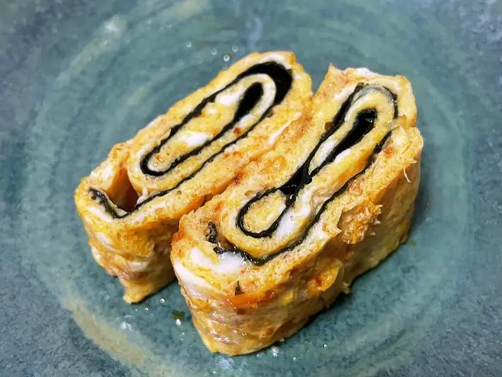 完成した食べるラー油と焼き海苔を入れた玉子焼きの写真（撮影：grapeフード編集部）