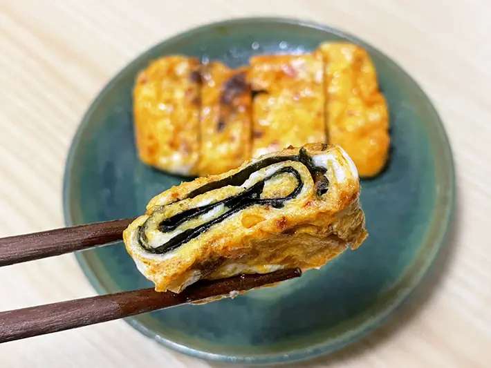 食べるラー油を入れた玉子焼きの写真（撮影：grapeフード編集部）