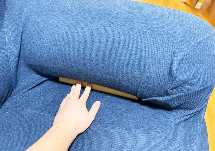ソファーカバーがズレなくなる手順写真（撮影：grapeライフハック編集部）
