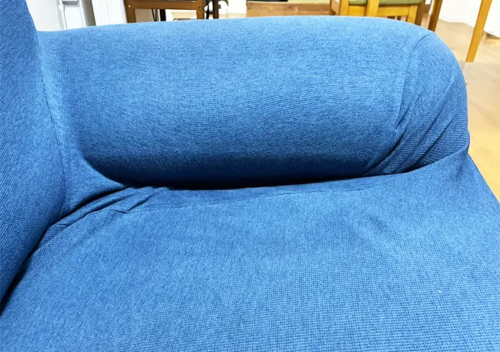 ソファーカバーがズレなくなる手順写真（撮影：grapeライフハック編集部）