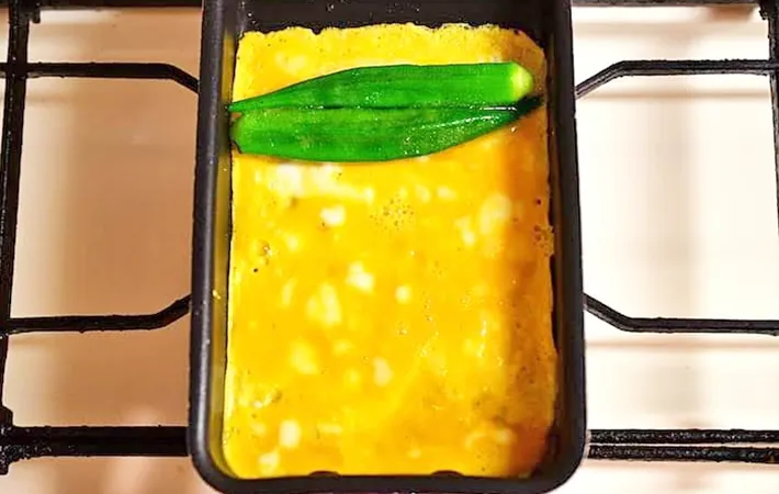 『まるごとオクラの玉子焼き』を作る写真（撮影：小泉明代）