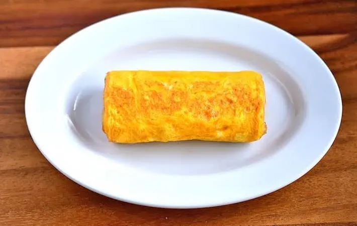 『まるごとオクラの玉子焼き』を作る写真（撮影：小泉明代）