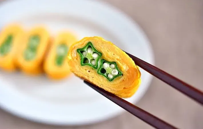 『まるごとオクラの玉子焼き』の完成写真（撮影：小泉明代）
