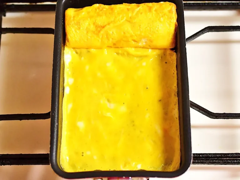 『まるごとオクラの玉子焼き』を作る写真（撮影：小泉明代）