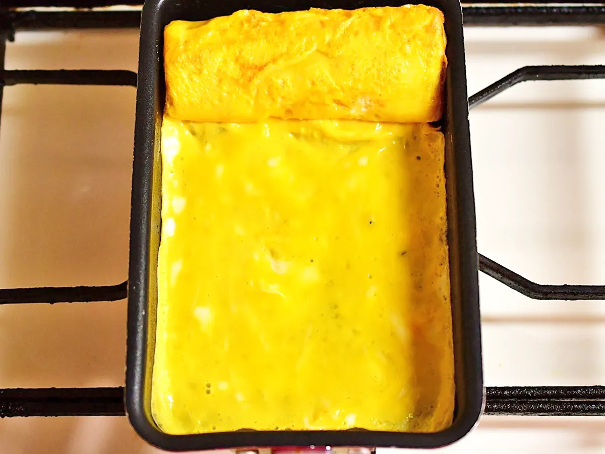『まるごとオクラの玉子焼き』を作る写真（撮影：小泉明代）