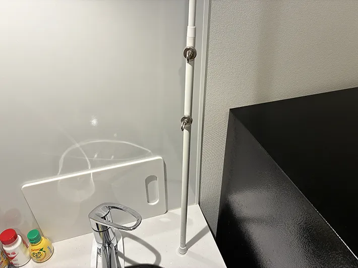 ネオジム磁石フックをつけたつっぱり棒（撮影：grapeライフハック編集部）